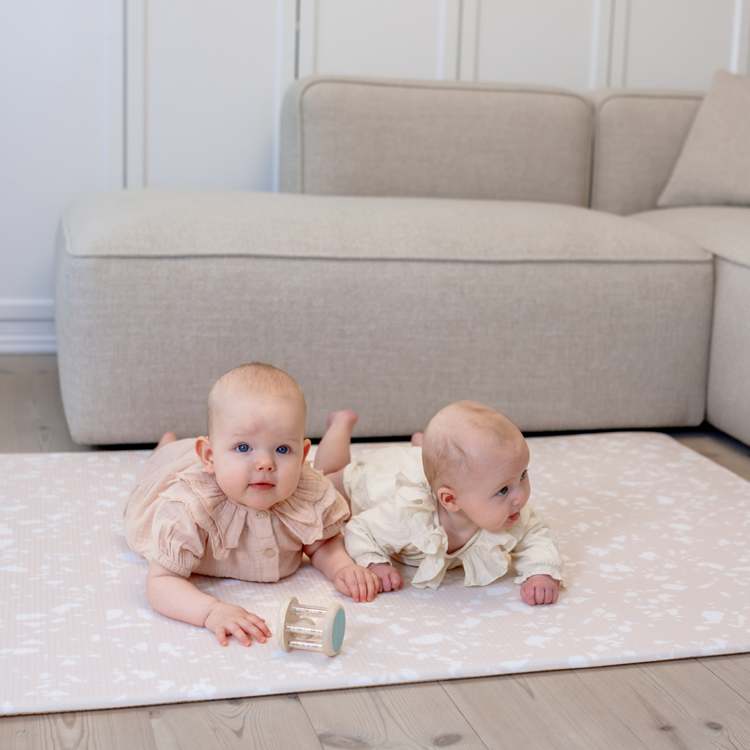 Rose Quartz (rosa/hvid) legemåtte – blød og støttende skum til leg i stuen eller børneværelset