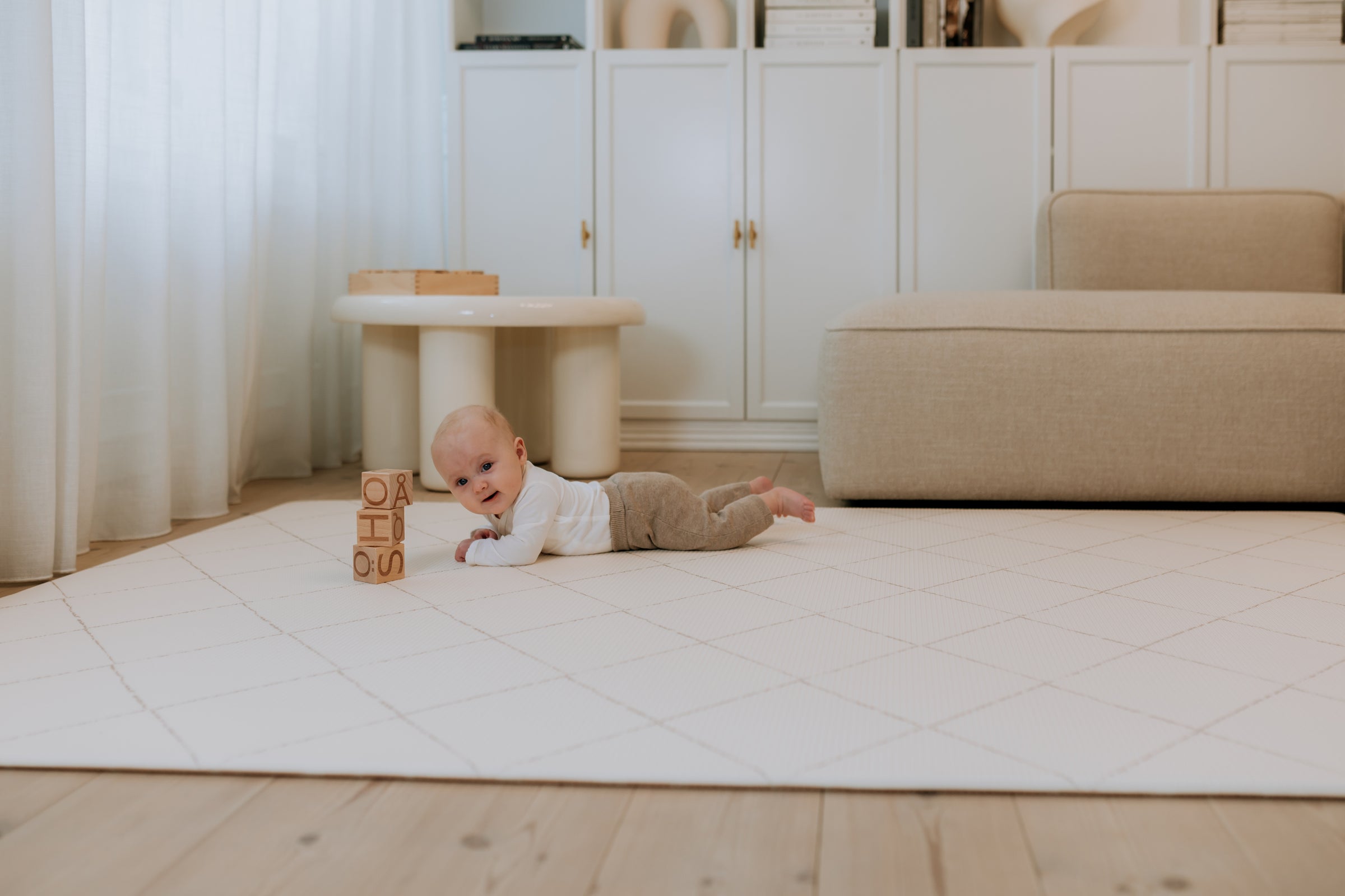 Legemåtter og legegulv i stilrent design til børn og hjem. Vendbare, sikre og uden skadelige stoffer