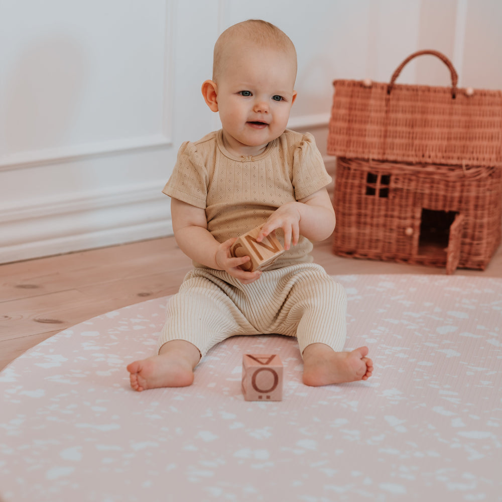 Rose Quartz (rosa/hvid) legemåtte – blød og støttende skum til leg i stuen eller børneværelset