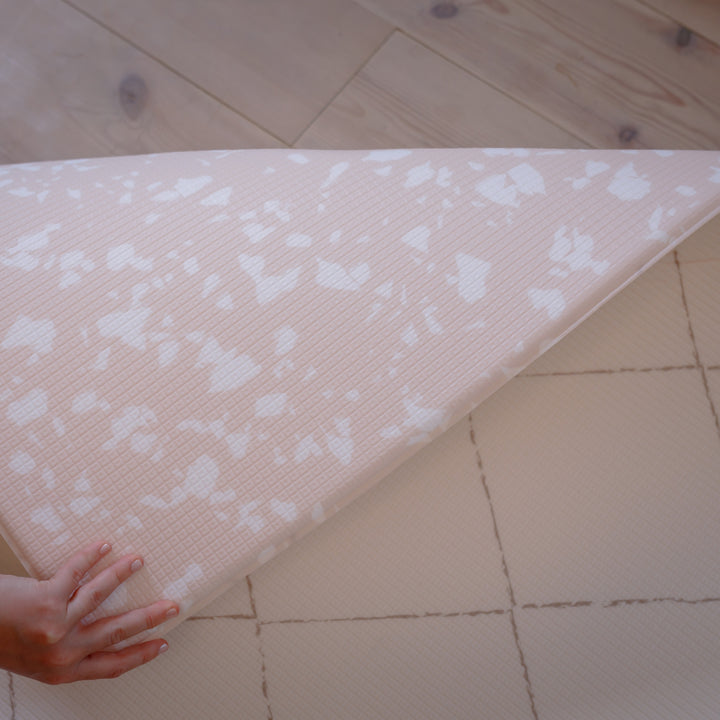 Rose Quartz (rosa/hvid) skumgulv – sikker og dekorativ legemåtte til børn i Rund størrelse