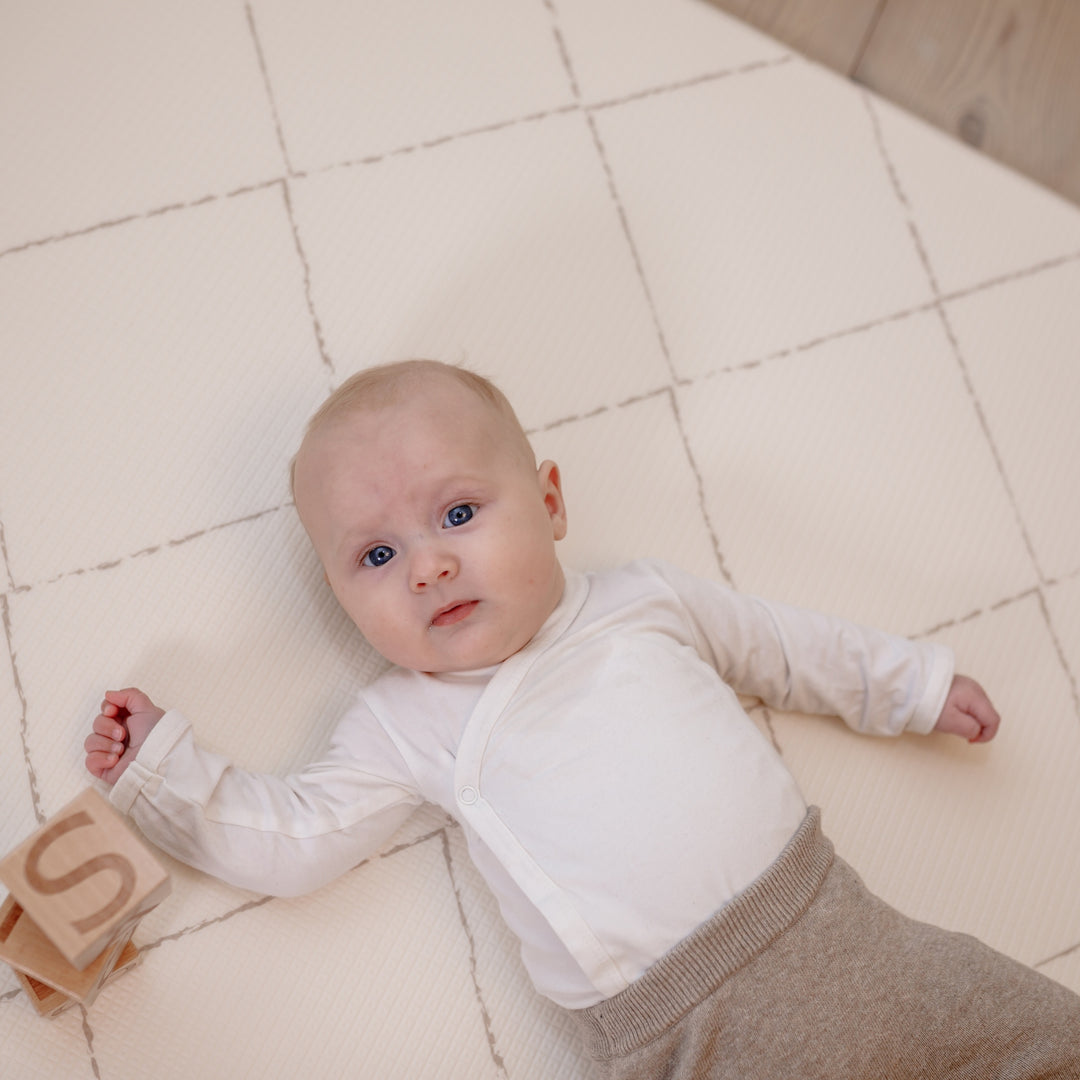 Atlas (store diamanter) skumgulv – sikker og dekorativ legemåtte til børn i sma størrelse