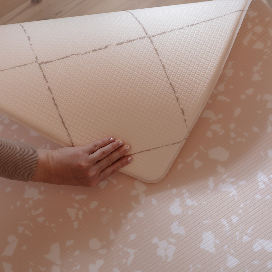 Rose Quartz (rosa/hvid) skumgulv – sikker og dekorativ legemåtte til børn i Kompakt størrelse. 2 side, en Atlas og de andre Rose