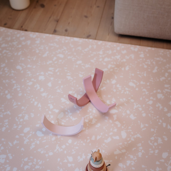Rose Quartz (rosa/hvid) legetæppe – vendbar skummåtte med moderne design og høj komfort