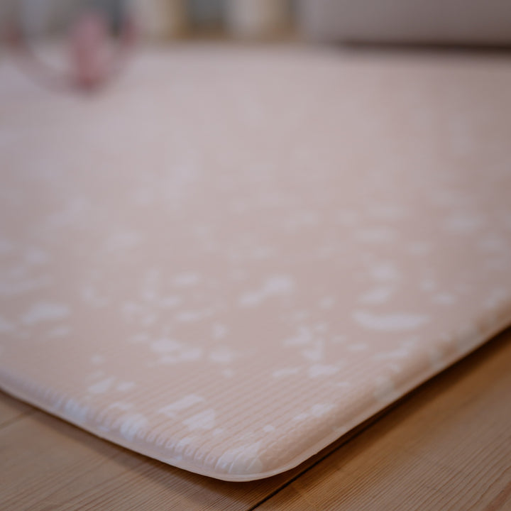 Rose Quartz (rosa/hvid) legetæppe – vendbar skummåtte med moderne design og høj komfort
