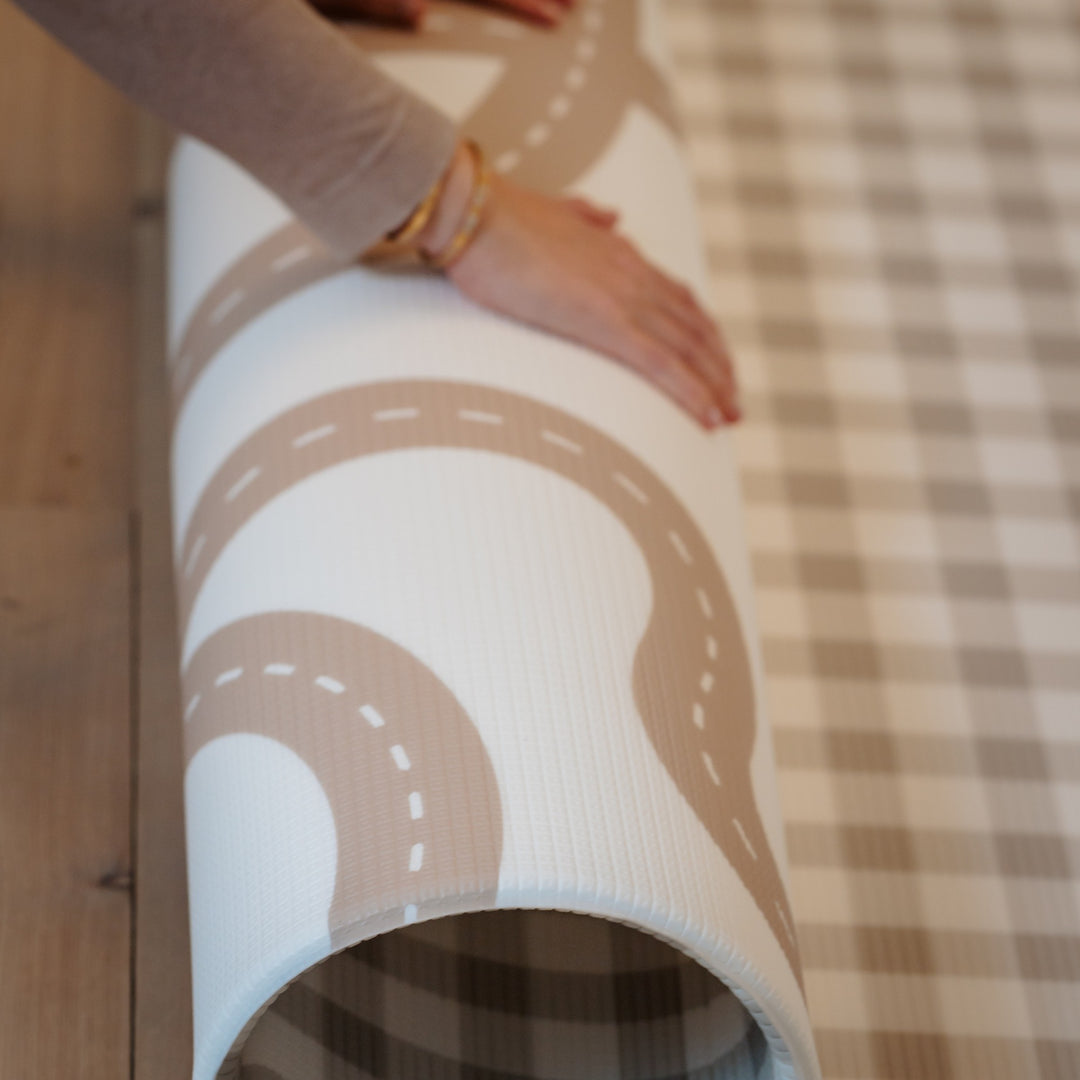 Little Roads (beige veje) i Kompakt – stilfuld og funktionel legetæppe-løsning til hele familien