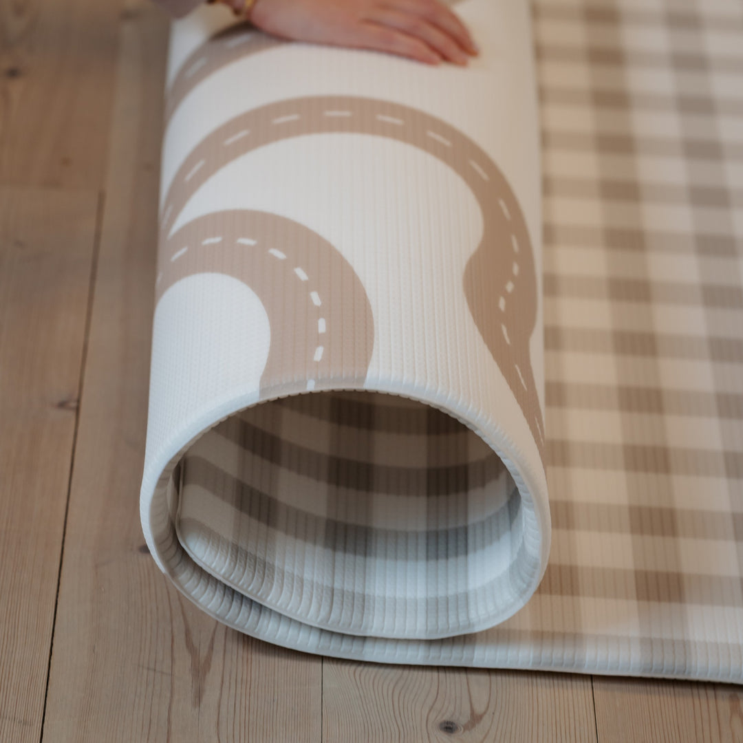 Gingham Dune (grå/beige tern) legetæppe  vendbar skummåtte med 2 moderne design og høj komfort. Gingham og Little Roads