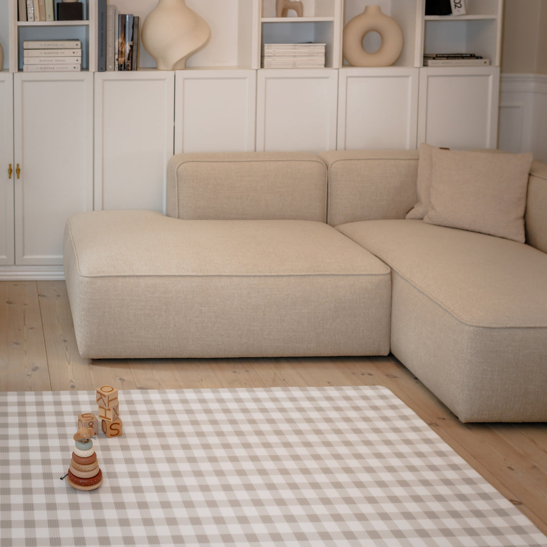 Gingham Dune (grå/beige tern) legetæppe – vendbar skummåtte med moderne design og høj komfort