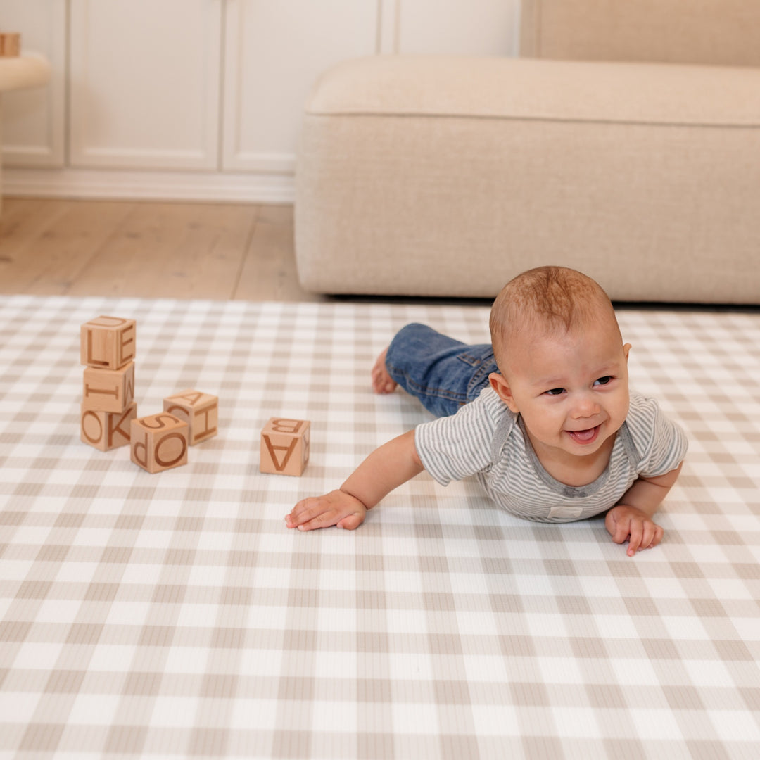 Gingham Dune (grå/beige tern) skumgulv legetæppe i Stor størrelse – perfekt til baby og tumling