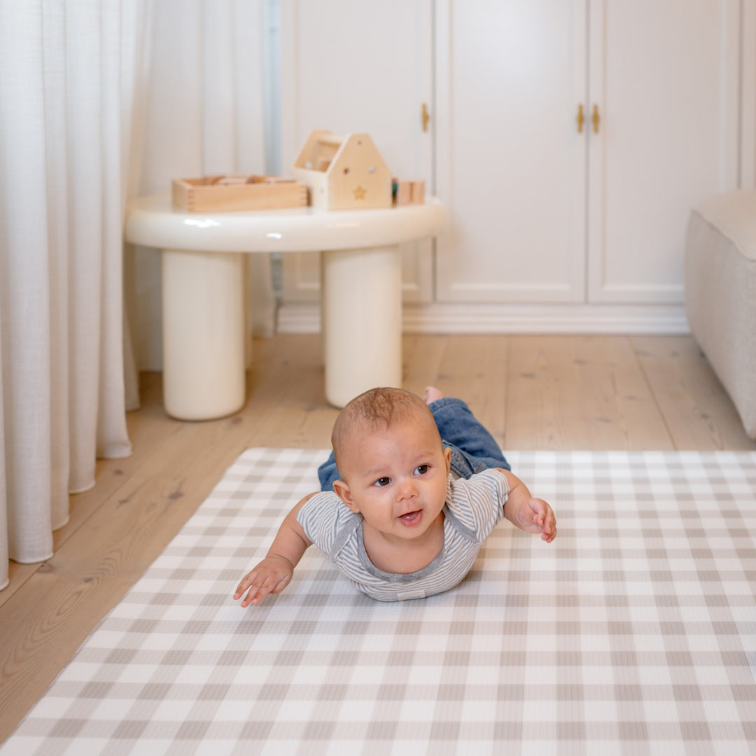 Gingham Dune (grå/beige tern) i Kompakt – stilfuld og funktionel legetæppe-løsning til hele familien