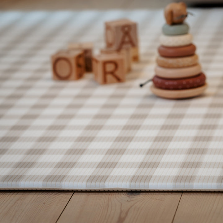 Gingham Dune (grå/beige tern) legemåtte – blød og støttende skum til leg i stuen eller børneværelset