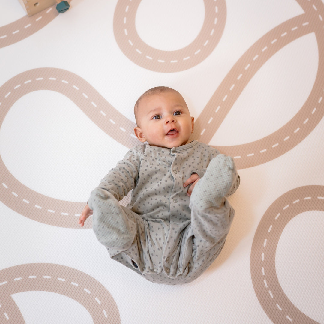 Little Roads (beige veje) i Stor – stilfuld og funktionel legetæppe-løsning til hele familien