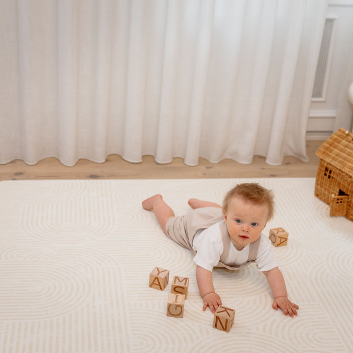 Arco (beige linjer) i Stor – stilfuld og funktionel legetæppe-løsning til hele familien