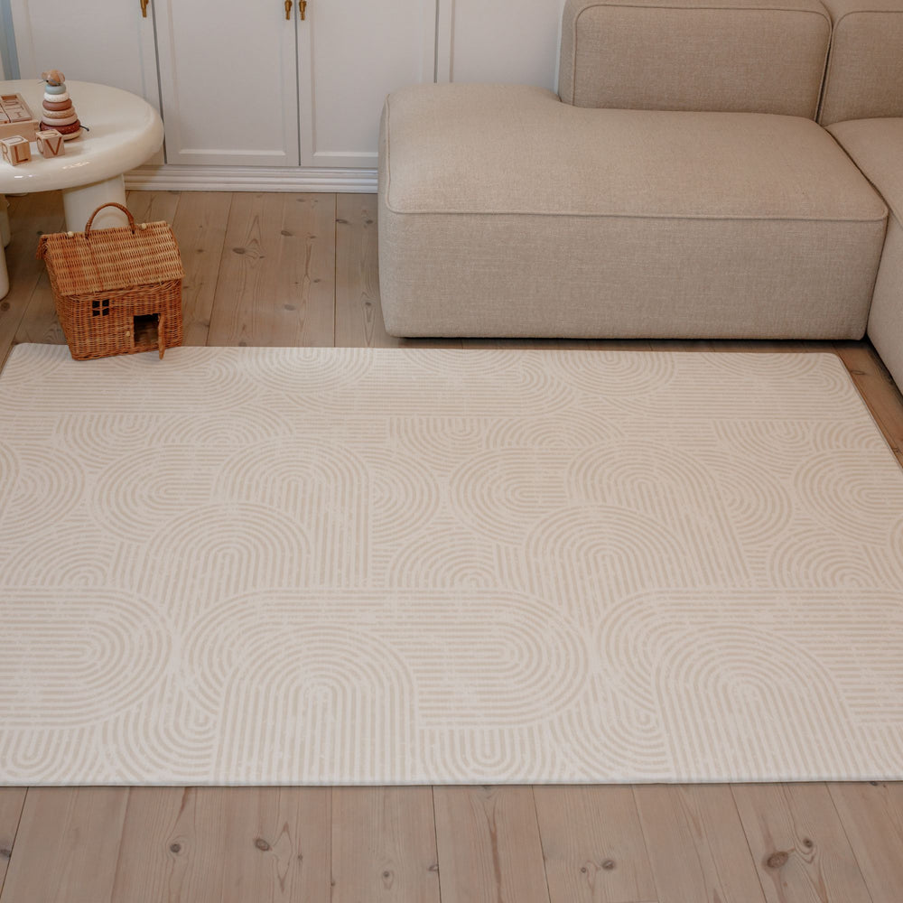 Arco (beige linjer) legemåtte – blød og støttende skum til leg i stuen eller børneværelset
