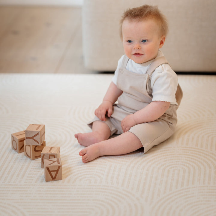 Arco (beige linjer) legemåtte – blød og støttende skum til leg i stuen eller børneværelset