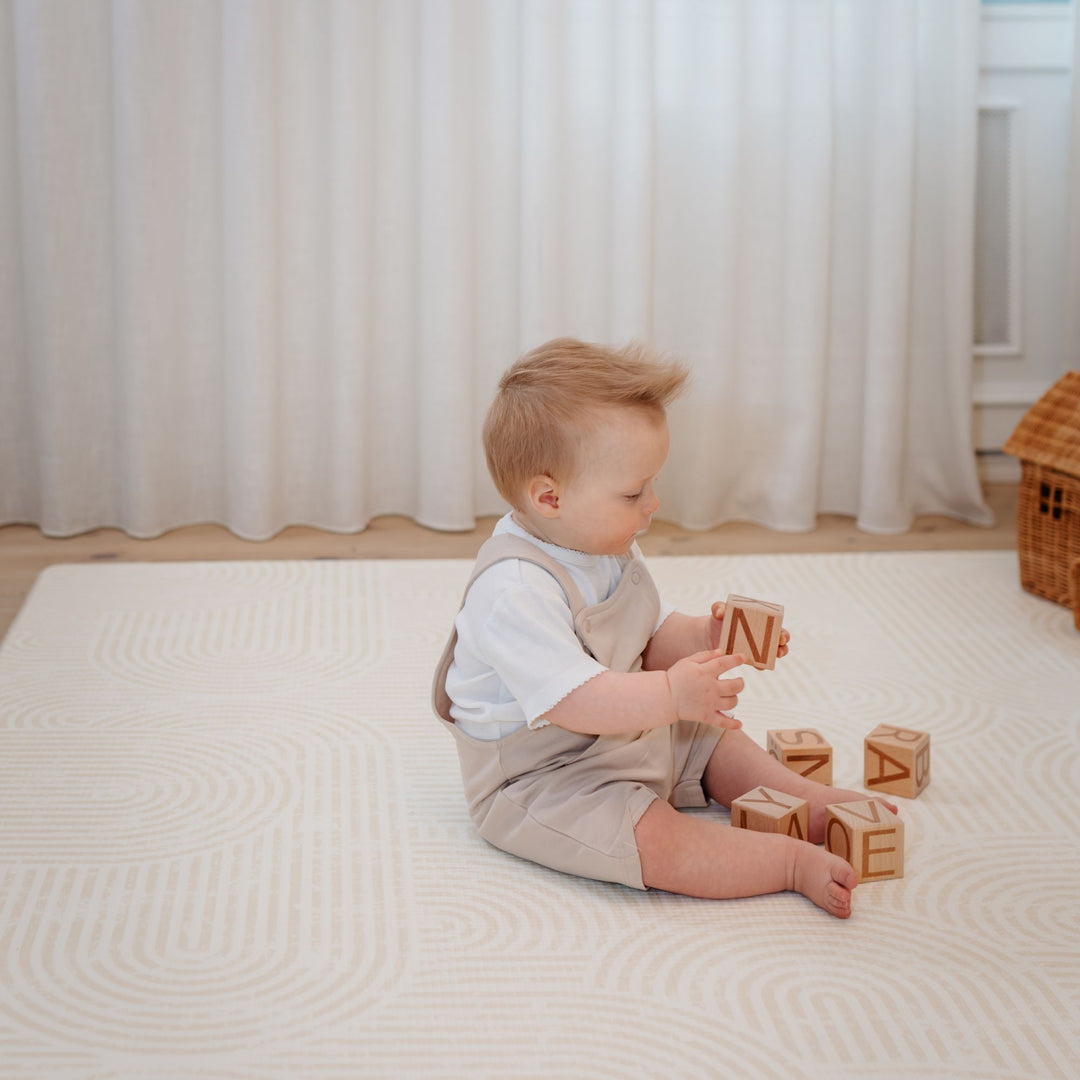 Arco (beige linjer) skumgulv – sikker og dekorativ legemåtte til børn i Stor størrelse