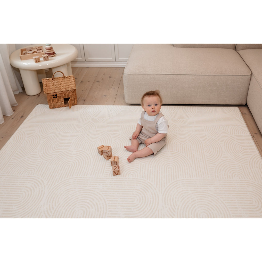 Arco (beige linjer) legetæppe – vendbar skummåtte med moderne design og høj komfort