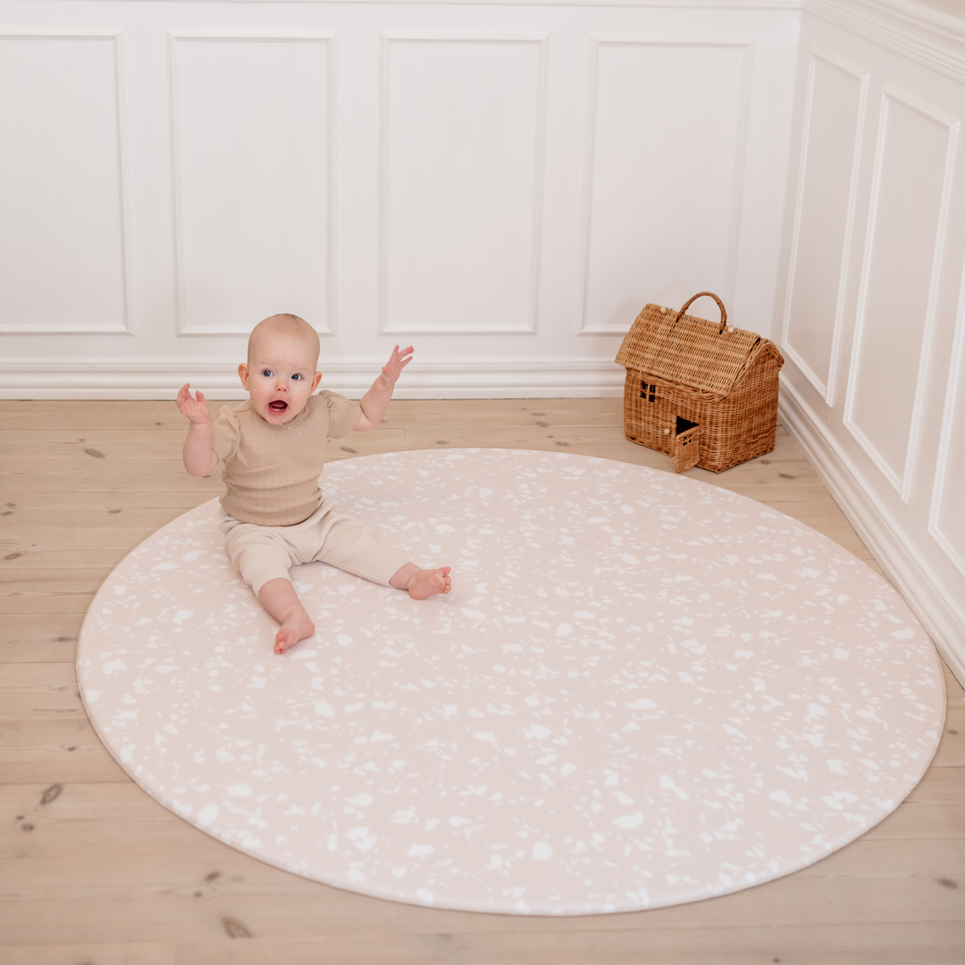 Rose Quartz (rosa/hvid) skumgulv legetæppe i Rund størrelse – perfekt til baby og tumling