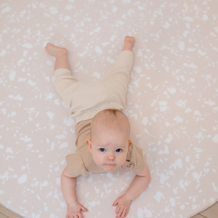 Rose Quartz (rosa/hvid) legetæppe – vendbar skummåtte med moderne design og høj komfort