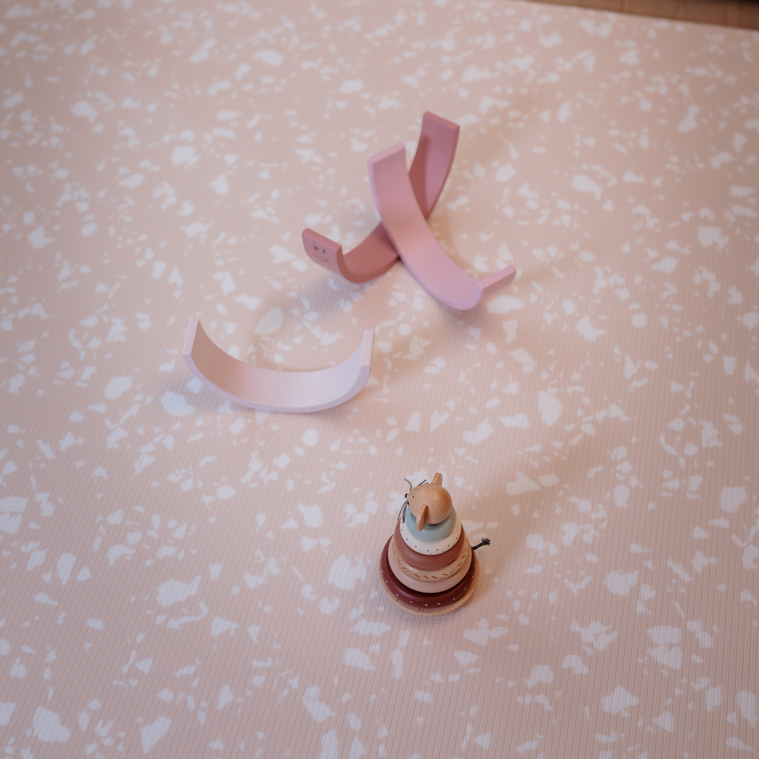Rose Quartz (rosa/hvid) i Rund – stilfuld og funktionel legetæppe-løsning til hele familien