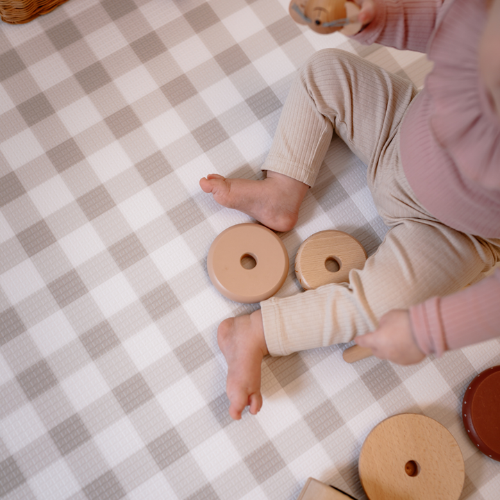 Gingham Dune (grå/beige tern) skumgulv legetæppe i Kompakt størrelse – perfekt til baby og tumling