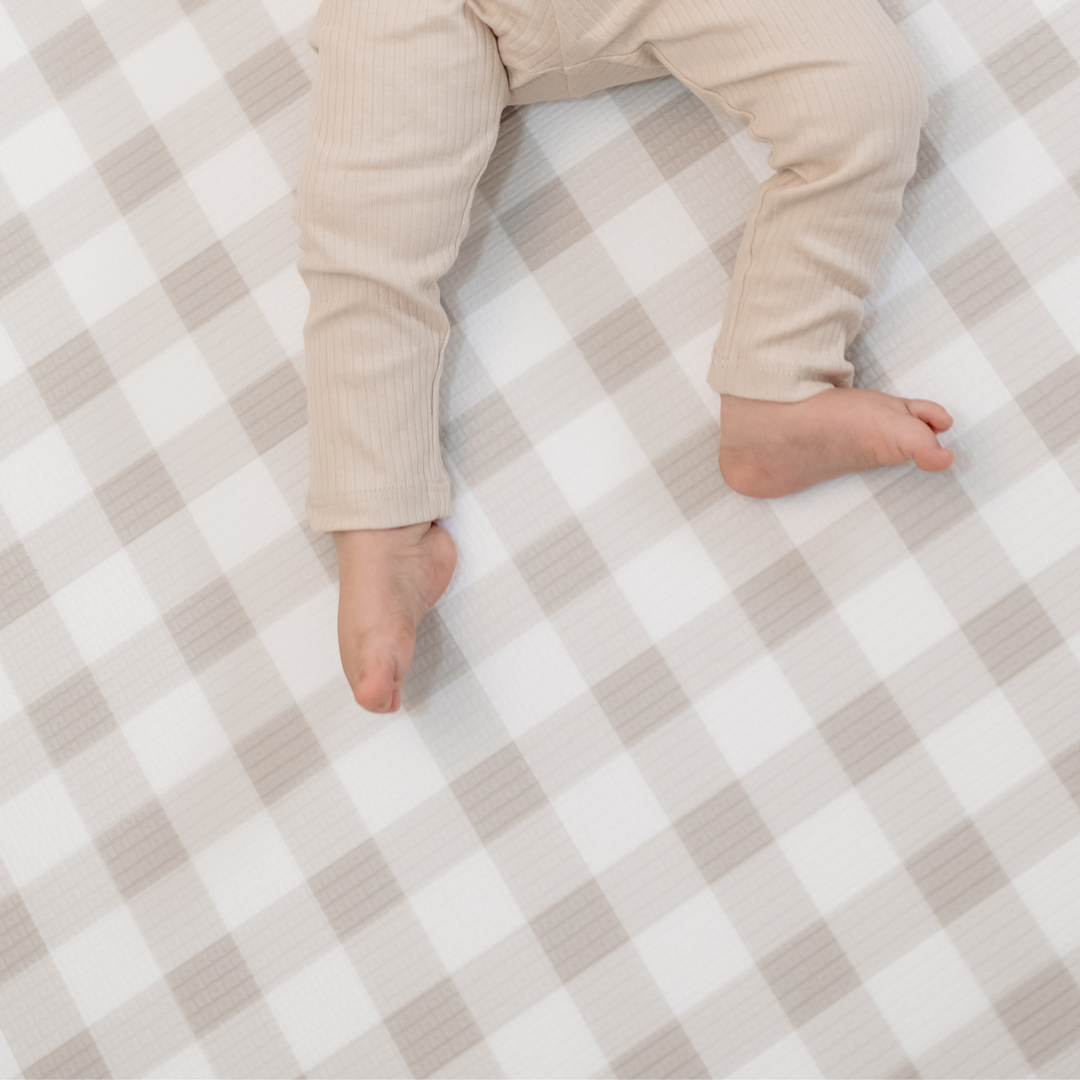 Gingham Dune (grå/beige tern) i Rund – stilfuld og funktionel legetæppe-løsning til hele familien