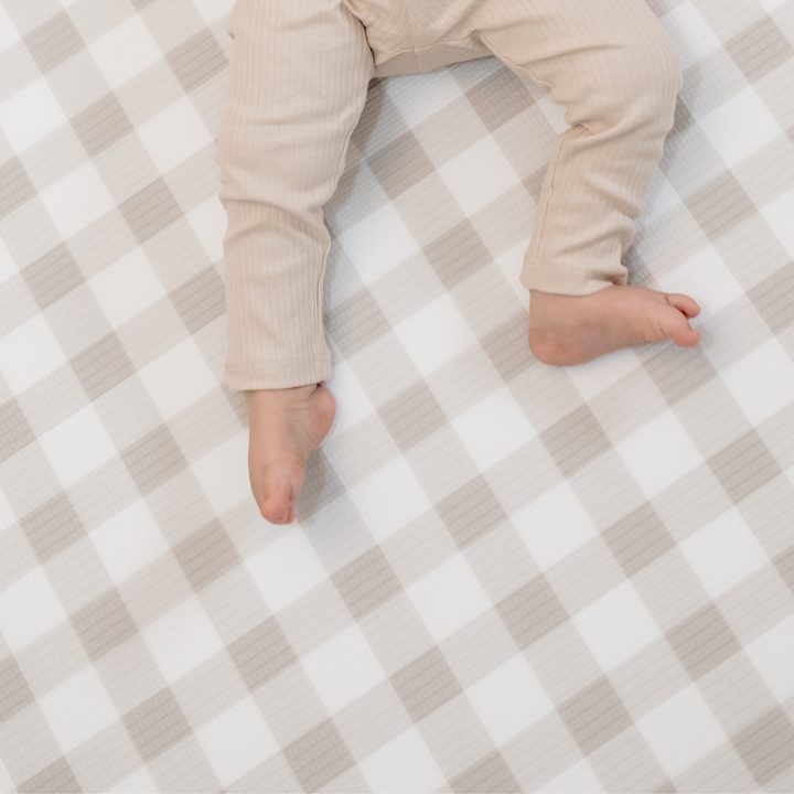 Gingham Dune (grå/beige tern) i Rund – stilfuld og funktionel legetæppe-løsning til hele familien
