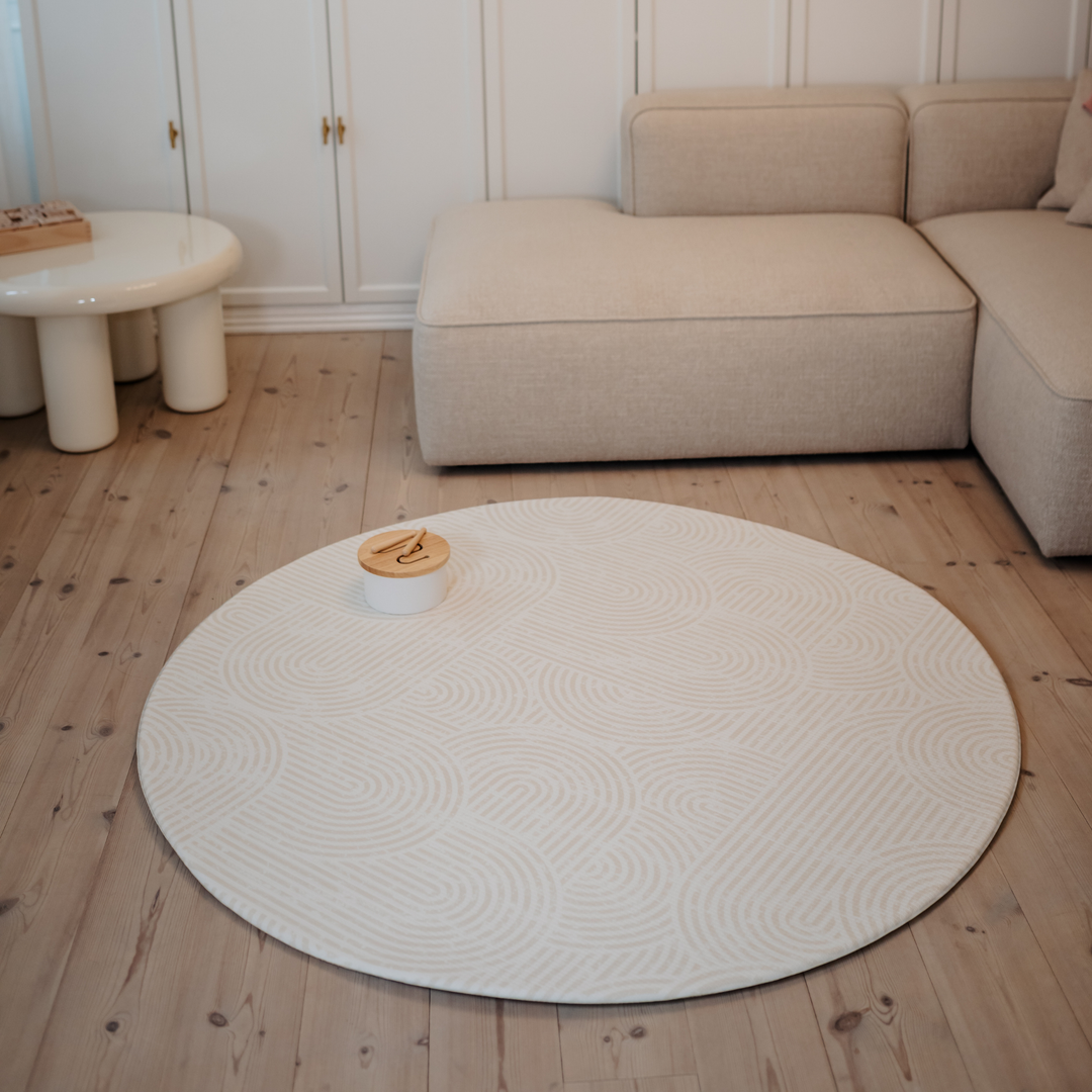 Arco (beige linjer) legemåtte – blød og støttende skum til leg i stuen eller børneværelset