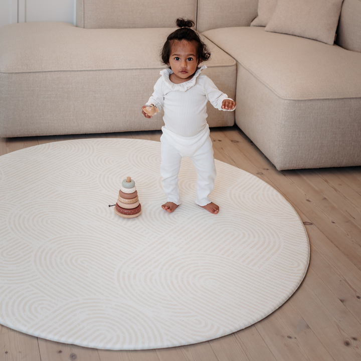 Arco (beige linjer) i Rund – stilfuld og funktionel legetæppe-løsning til hele familien