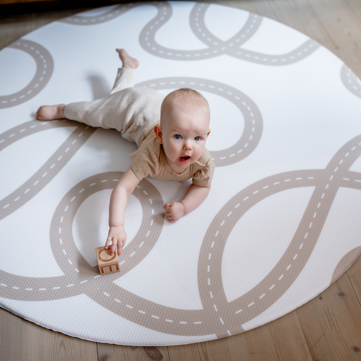 Little Roads (beige veje) i Rund – stilfuld og funktionel legetæppe-løsning til hele familien