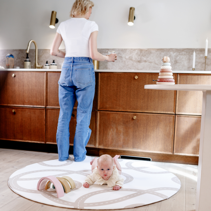 Little Roads (beige veje) skumgulv legetæppe i Rund størrelse – perfekt til baby og tumling