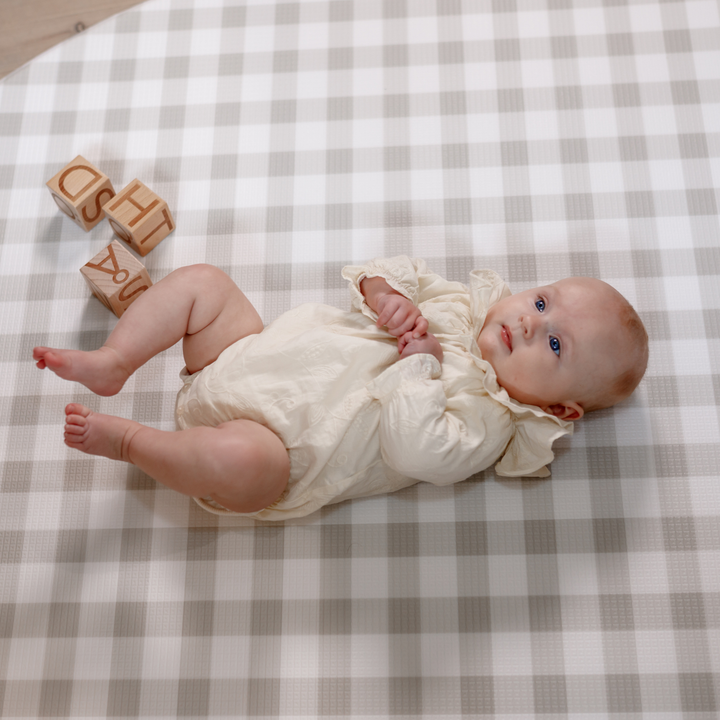 Gingham Dune (grå/beige tern) legetæppe – vendbar skummåtte med moderne design og høj komfort