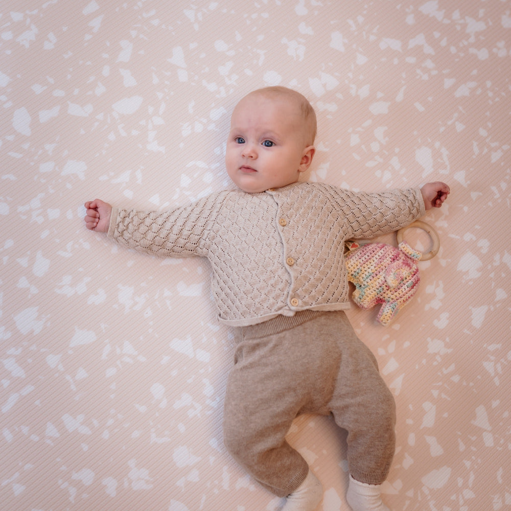 Rose Quartz (rosa/hvid) legemåtte – blød og støttende skum til leg i stuen eller børneværelset