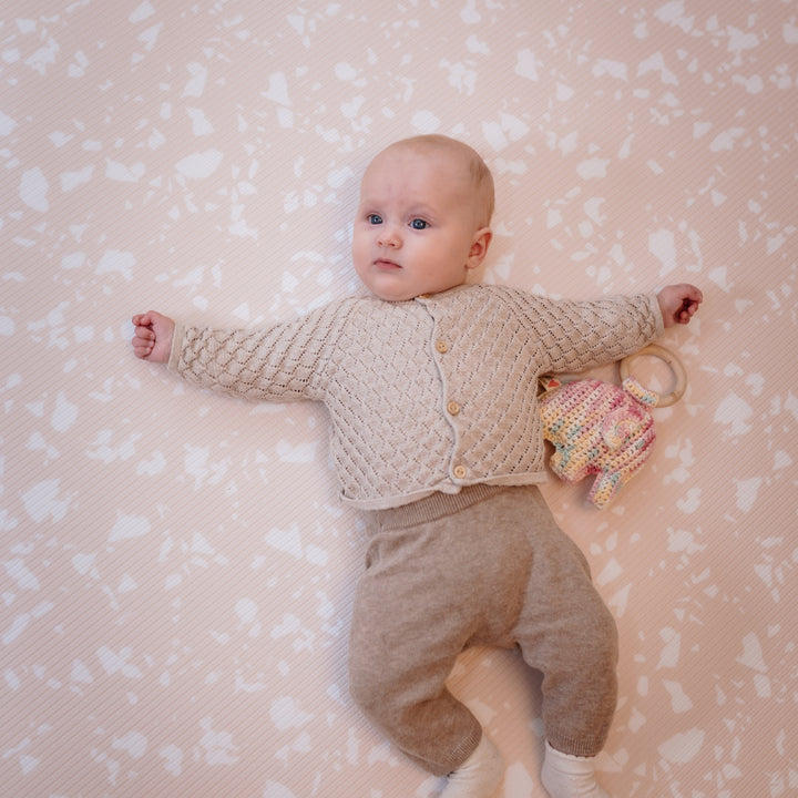 Rose Quartz (rosa/hvid) legemåtte – blød og støttende skum til leg i stuen eller børneværelset