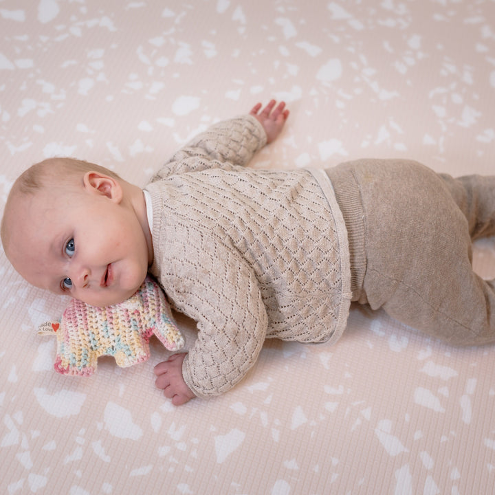 Rose Quartz Terrazzo (rosa/hvid) i Kompakt – stilfuld og funktionel legetæppe-løsning til hele familien
