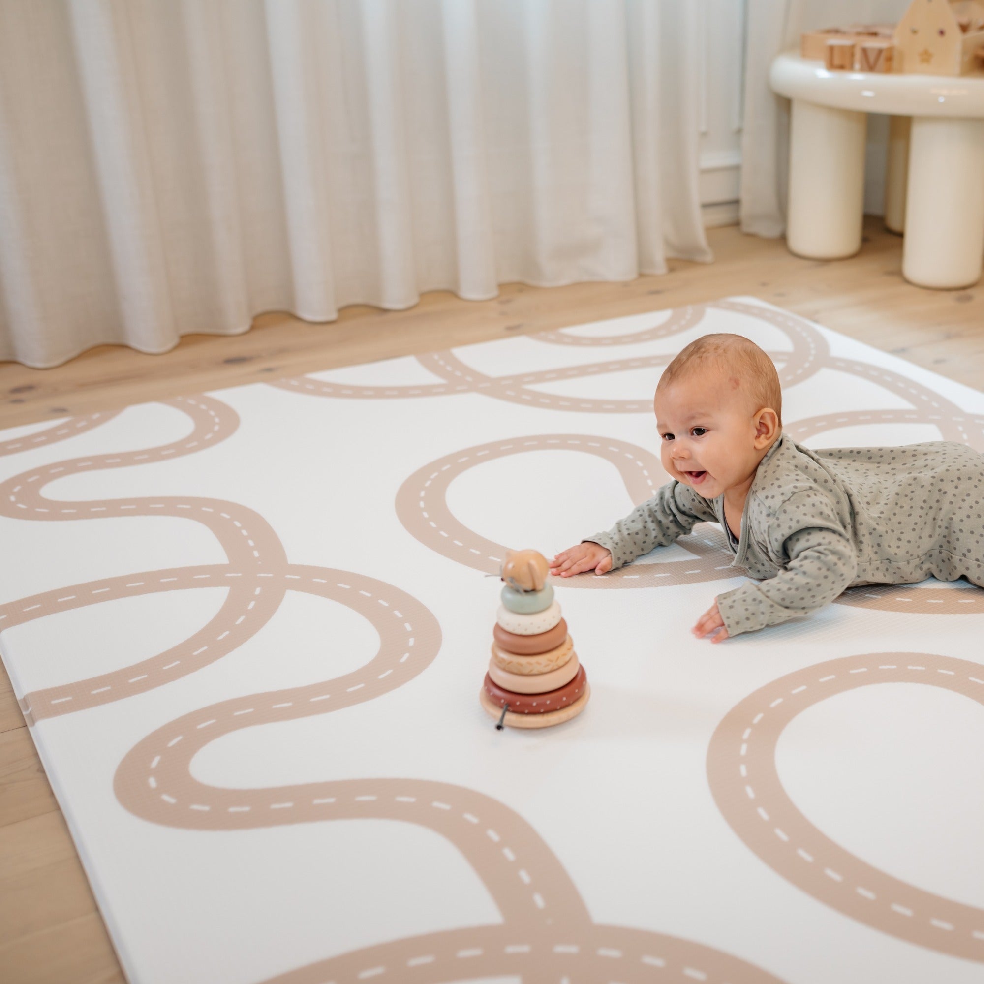 Little Roads (beige veje) skumgulv legetæppe i Stor størrelse – perfekt til baby og tumling