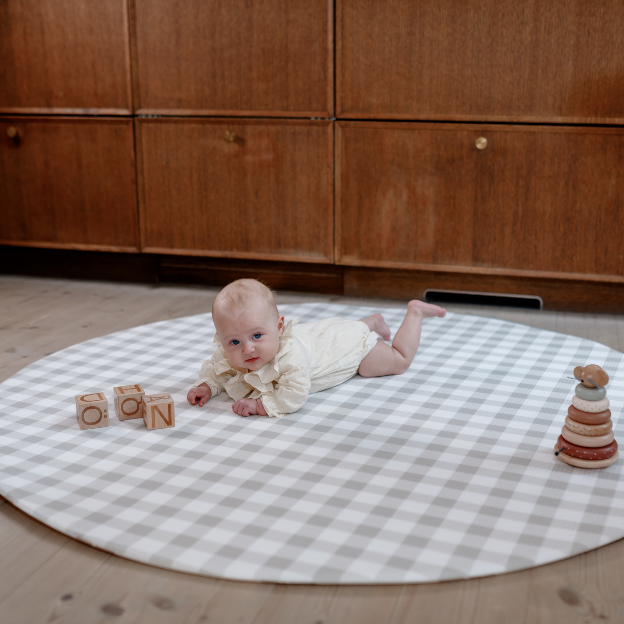Gingham Dune (grå/beige tern) skumgulv legetæppe i Rund størrelse – perfekt til baby og tumling